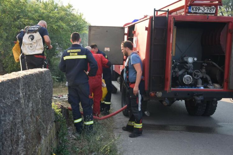Vatrogasci drugi dan gase požar na brdu Križevac