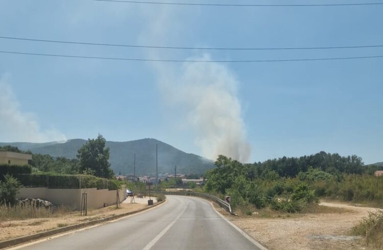 FOTO: Gori brdo Križevac iznad Međugorja, pomoći helikoptera nema bez odobrenja iz Sarajeva