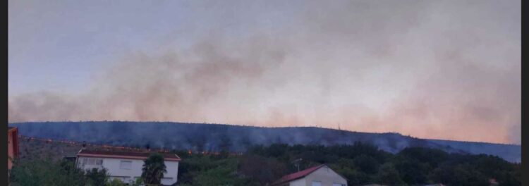 Požar prijeti kućama u Jasenici kod Mostara